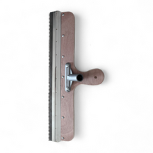großflächenrakel 560mm r2 zahnung, flächenrakel für bodenspachtel, stehrakel mit gezahntem blatt, profi rakel für epoxidharz beschichtung, bodenrakel r2 gezahnt, spachtelrakel 560mm für estrich, großflächenrakel für ausgleichsmasse, rakel für selbstverlaufende bodenmassen